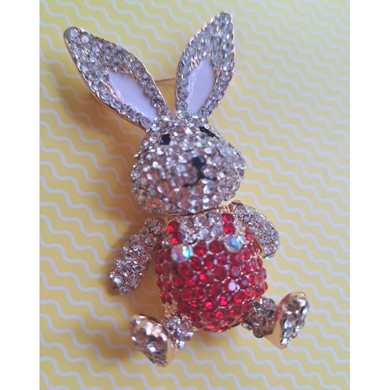 Broche lapin en strass.