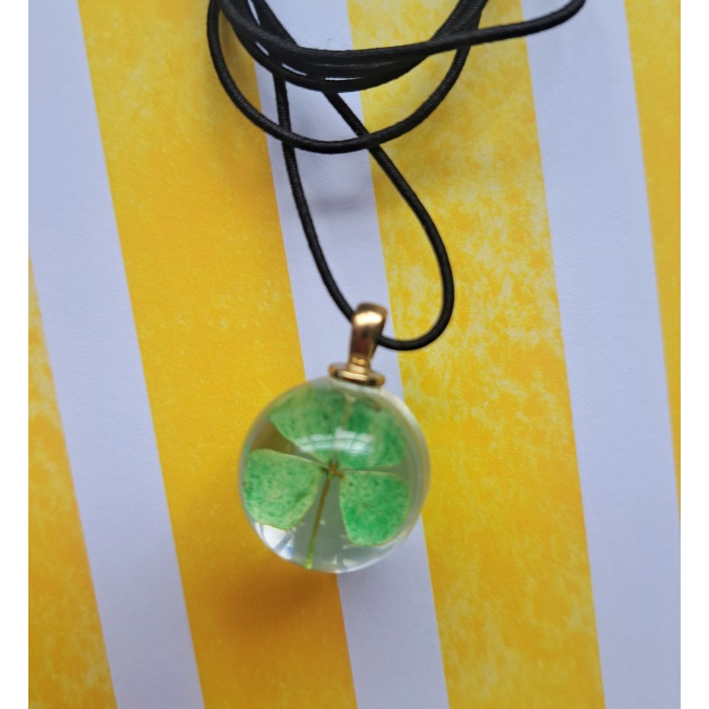 Collier trèfle porte bonheur.