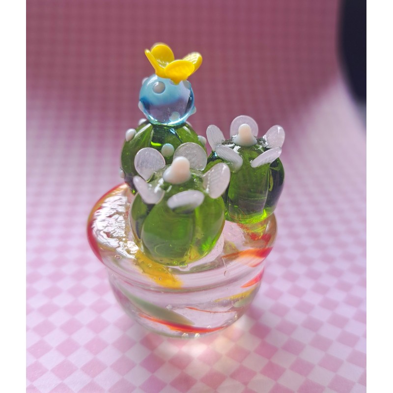 Petit cactus décoratif en verre filé.