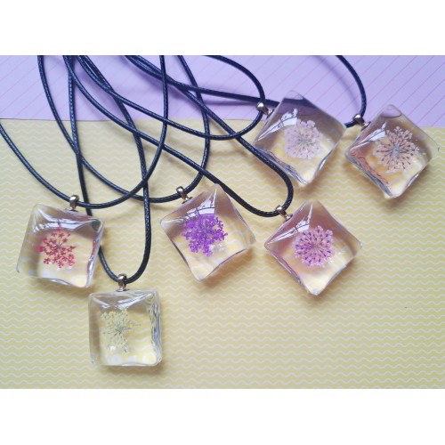 Collier cube fleur séchée. Collier cube fleur séchée.