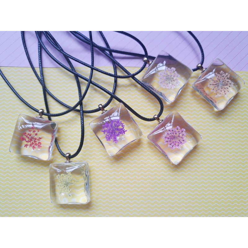Collier cube fleur séchée.