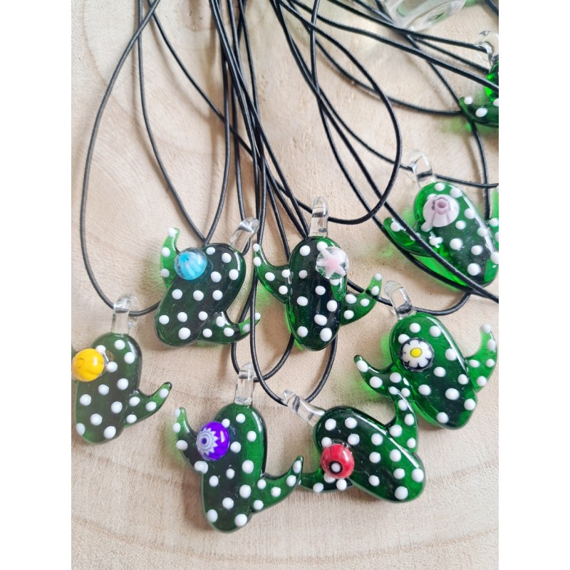 Collier cactus en verre filé.