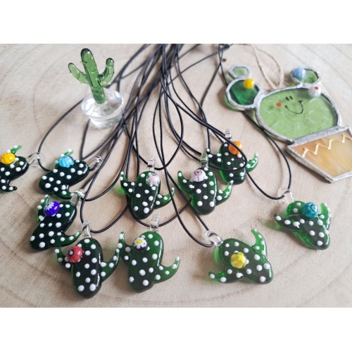 Collier cactus en verre filé. Collier cactus en verre filé.