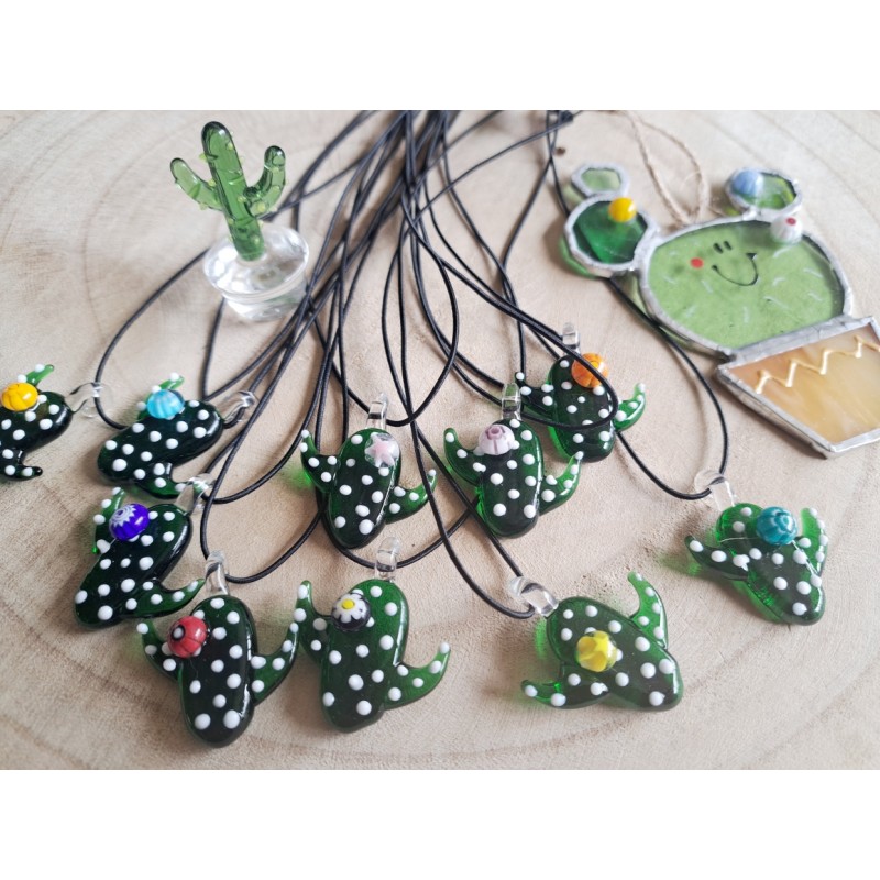 Collier cactus en verre filé.