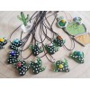 Collier cactus en verre filé.