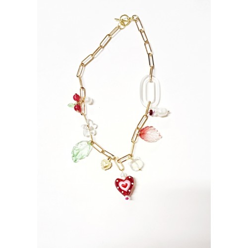 Collier cœur de verre et breloques.