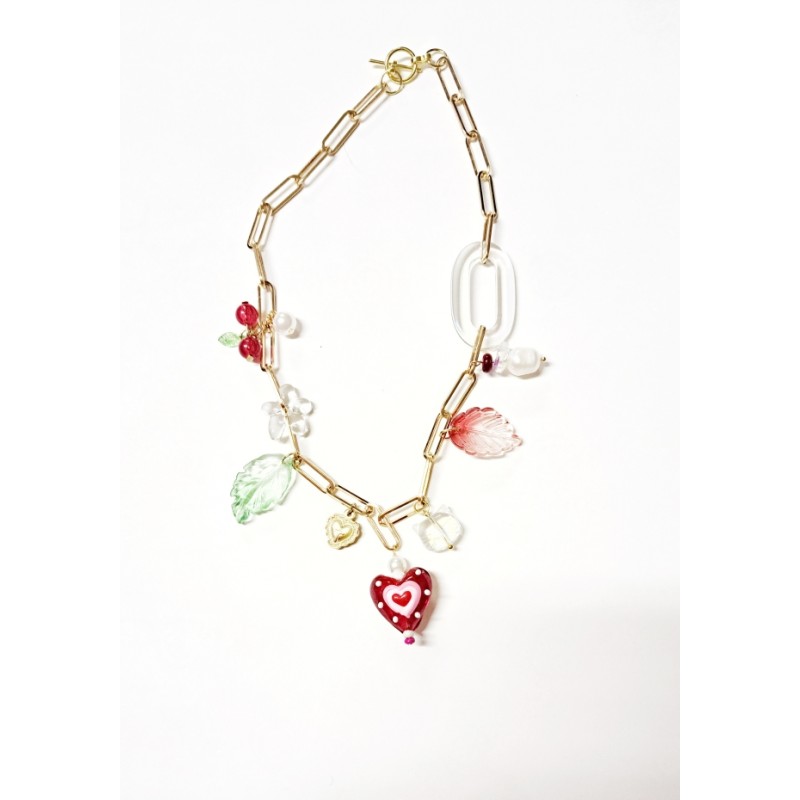 Collier cœur de verre et breloques.