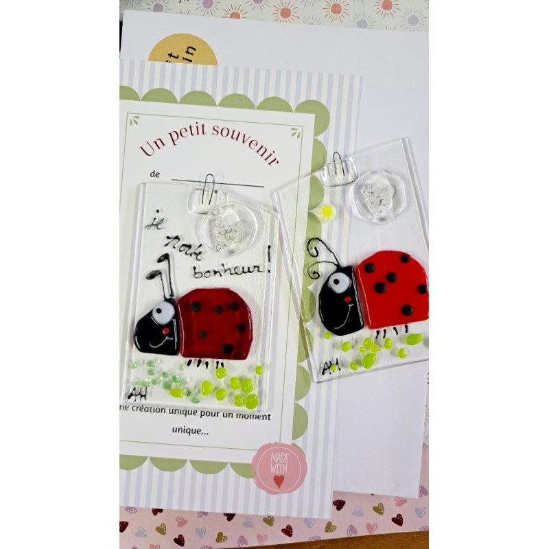 Attrape soleil suncatcher coccinelle à ventouser à la fenêtre.