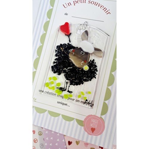 Attrape soleil suncatcher mouton noir en verre fusionné fusing à ventouser.