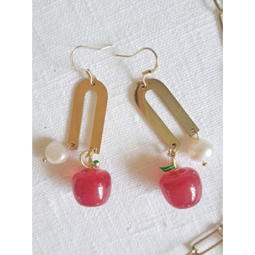Boucles d'oreilles acier inoxydable avec breloques pommes en verre et perles
