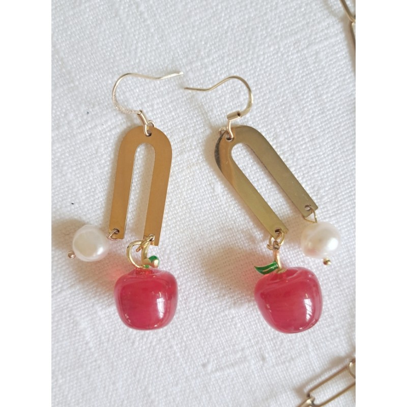 Boucles d'oreilles acier inoxydable avec breloques pommes en verre et perles
