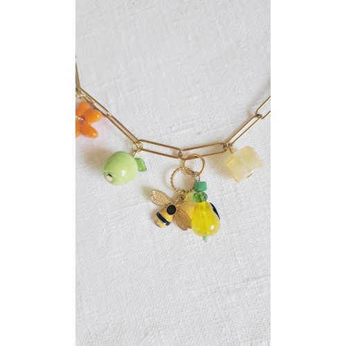 Détails collier chaine et breloque fruits en verre et abeille.