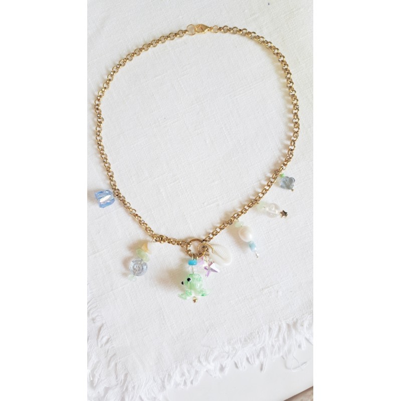 Collier breloques avec poule en verre et perles