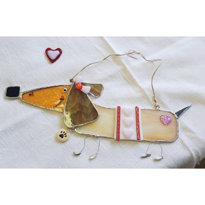 Vitrail Teckel femelle à suspendre, pièce unique