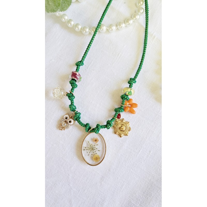 Collier cordon et breloques vert style bohème