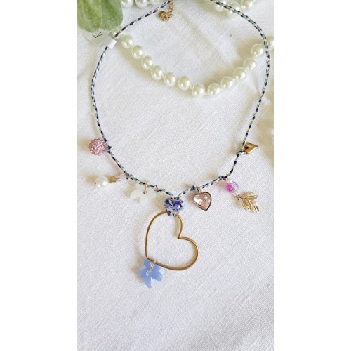 collier style bohème avec breloques dorées et bleues et grand cœur