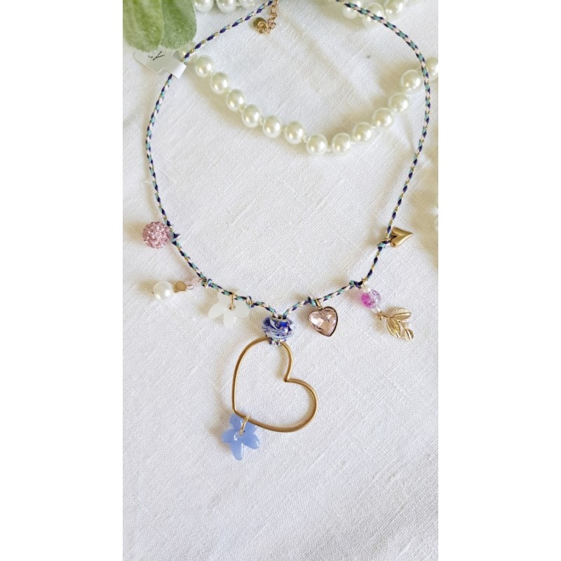 collier style bohème avec breloques dorées et bleues et grand cœur