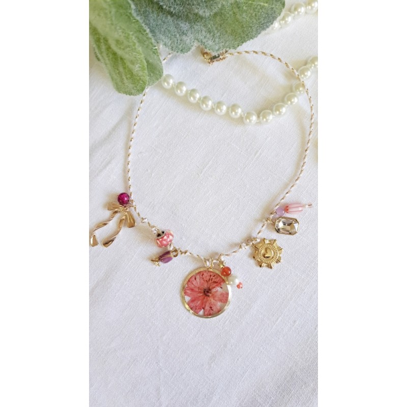 Collier style bohème avec breloques et fleur séchée orange