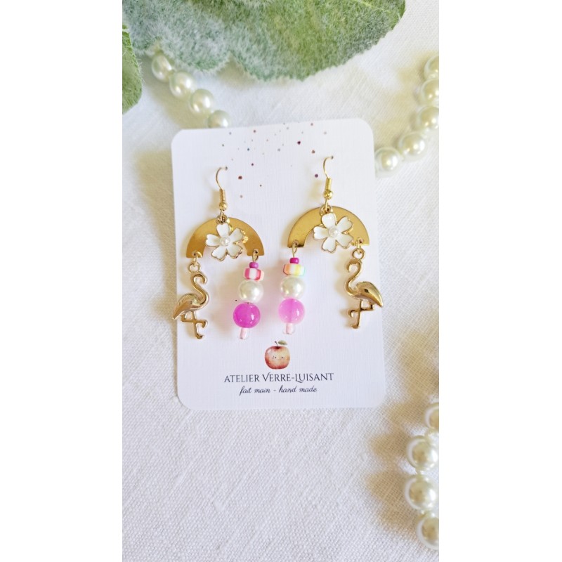 Boucles d'oreilles pendantes style chandelier avec flamants roses et perles