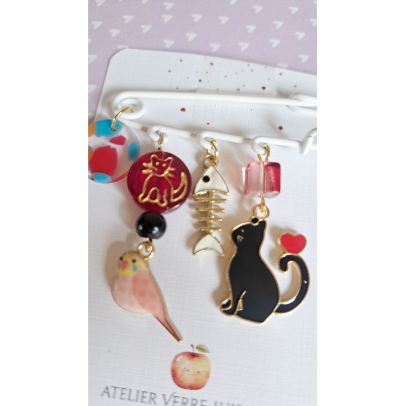 Détail de la broche épingle chat noir.