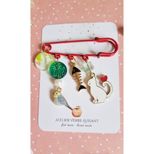 Broche épingle rouge avec breloque chat blanc