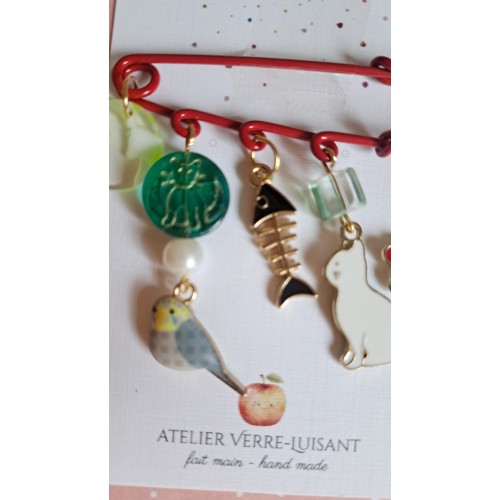 Détail épingle chat blanc