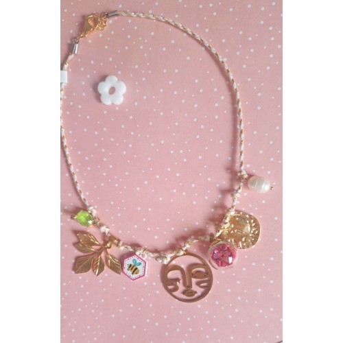 Collier Boho cordon et breloques dorées