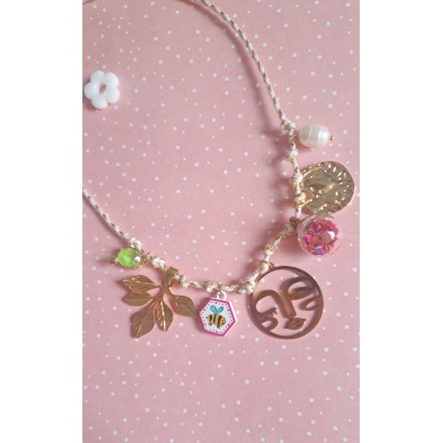 Collier style bohème avec breloques dorées et breloques en verre