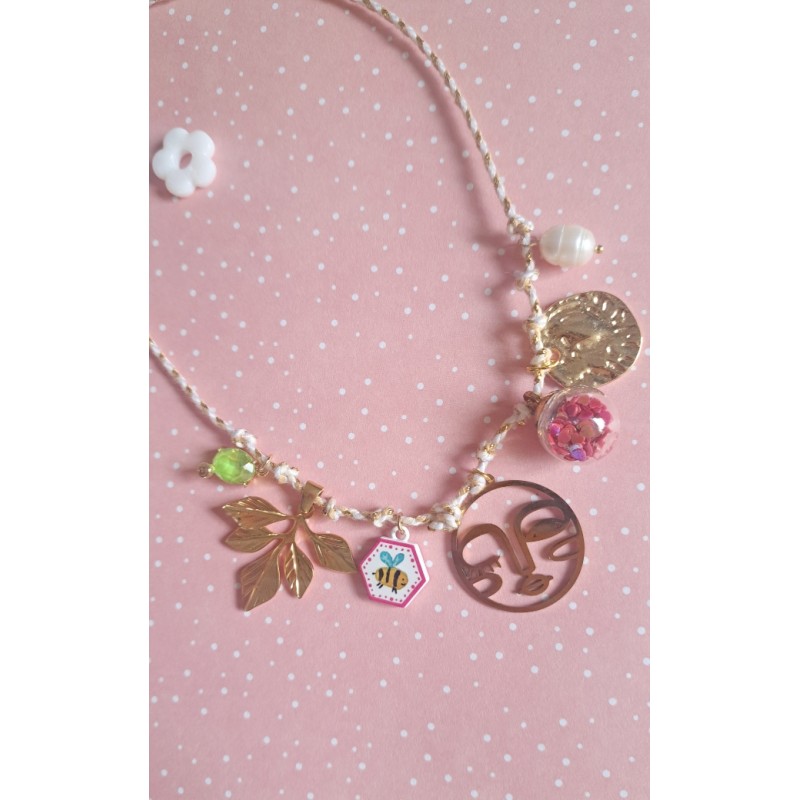 Collier style bohème avec breloques dorées et breloques en verre