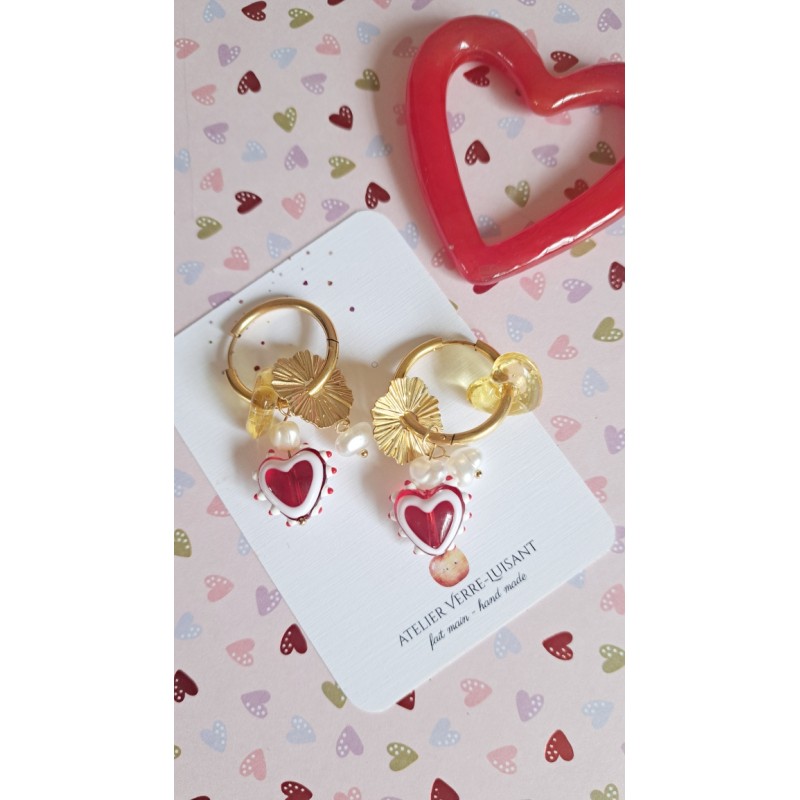 Boucles d'oreilles créoles avec breloque cœur de verre rouge