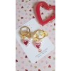 Boucles d'oreilles créoles avec breloque cœur de verre rouge