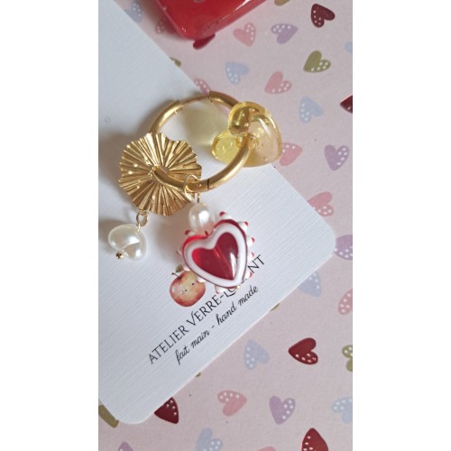 Détail boucles d'oreilles créoles cœur rouge en verre