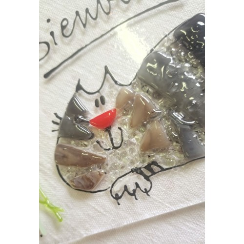 Détail plaque de maison "Bienvenue" chat tigré en verre fusionné.