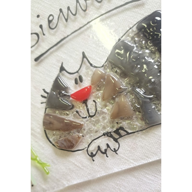 Détail plaque de maison "Bienvenue" chat tigré en verre fusionné.
