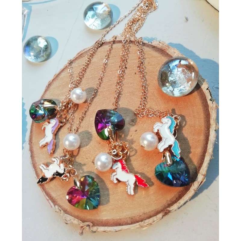 Collier Licorne et cœur de verre.