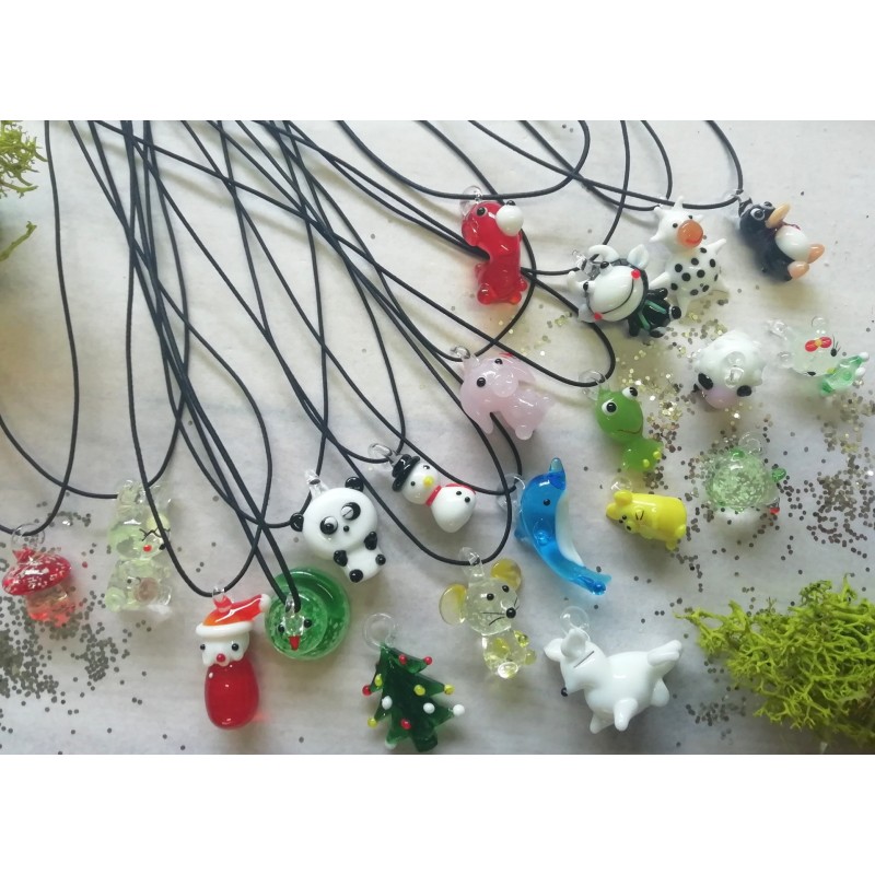 Collier enfant en verre filé.