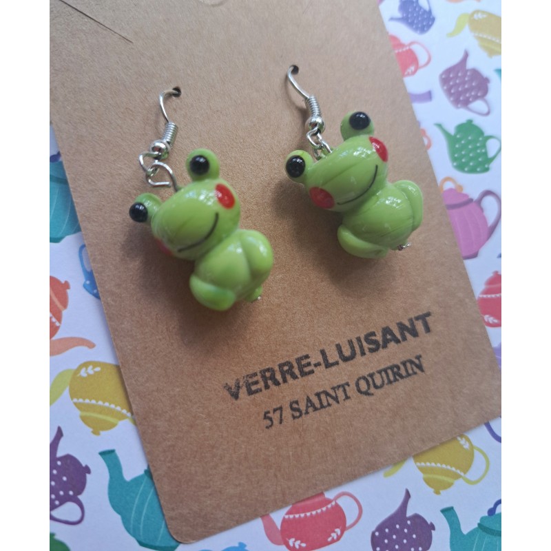 Boucles d'oreilles grenouilles en verre filé.