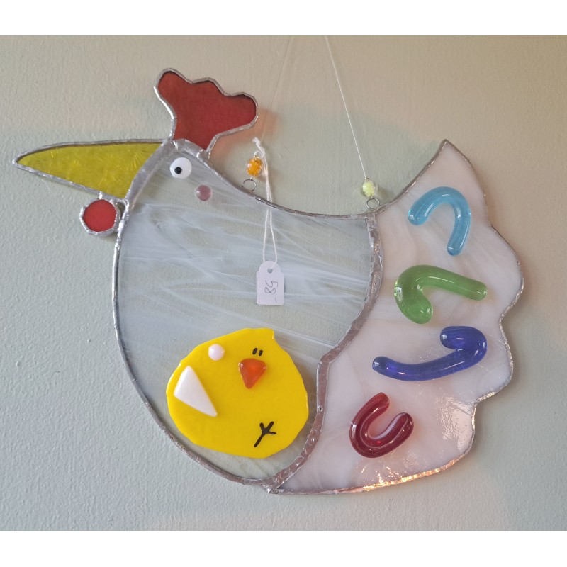 Grosse poule et son poussin en vitrail.