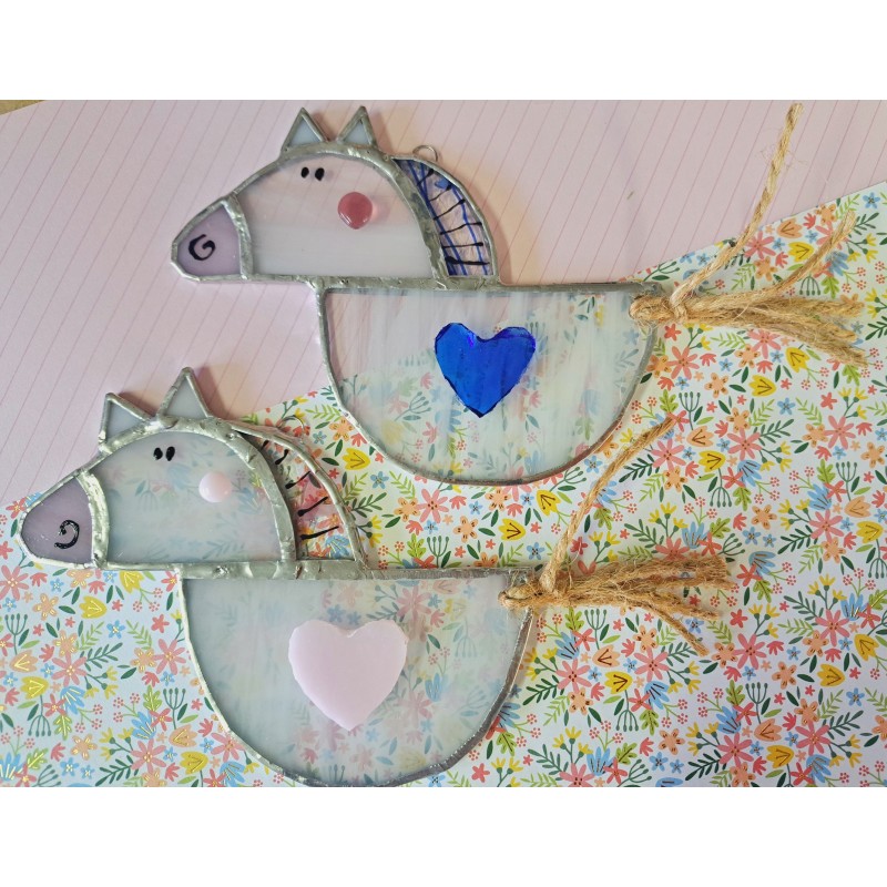 Vitrail petit cheval a bascule.