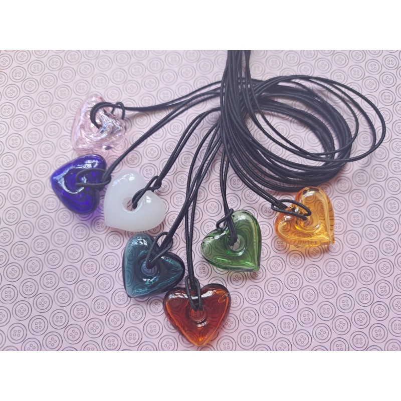Collier cœur de verre soufflé.