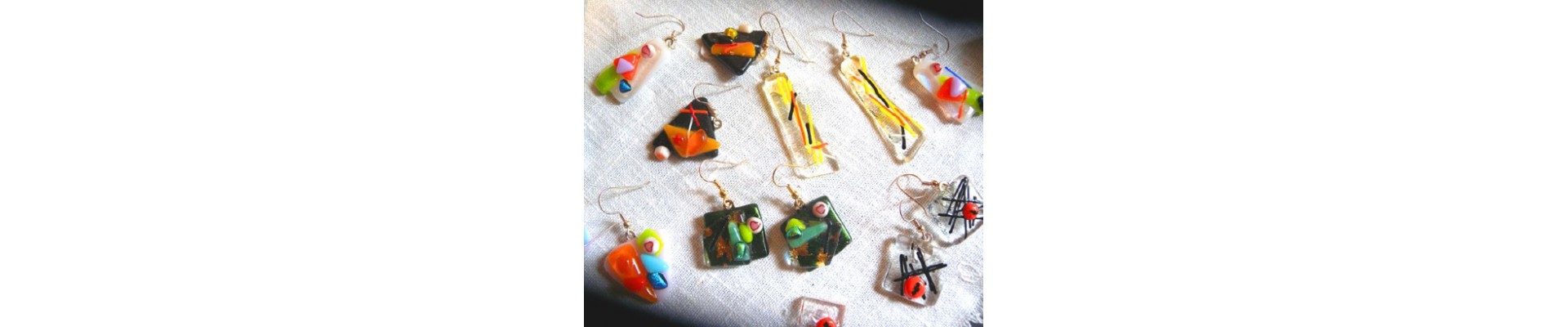 Boucles d'oreilles en verre fusionné ou perles de verre et cristal. Boucles d'oreilles en verre fusionné ou perles de verre et cristal.
